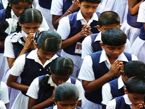 झारखंड सरकार ने स्कूलों में रविवार की जगह शुक्रवार को छुट्टी देने पर सख्त रवैया अपनाया है.