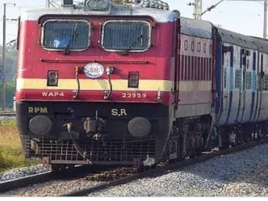 रेलयात्र‍ियों की अत‍िर‍िक्‍त भीड़ के मद्देनजर रेलवे की ओर से  ट्रेनों में अत‍िर‍िक्‍त कोच की व्‍यवस्‍था भी की जा रही है.  (फाइल फोटो)