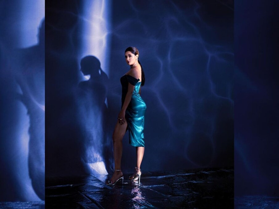  अभिनेत्री ने थाई स्लिट ड्रेस को काफी अच्छे से कैरी किया हुआ है. बता दें कि रश्मि इन आउटफिट्स में एक अवॉर्ड फंक्शन में गई थीं, जहां पर उन्होंने अपनी किलर अदाओं से महफिल लूट ली. (Photo Source- Instagram)