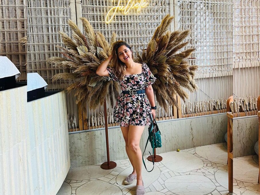  तस्वीरें अंधेरी वेस्ट मुंबई के बार के लोकेशन से शेयर की गई हैं जिसके बारे में खुद रश्मि ने जानकारी दी है. (Photo Source- Instagram)