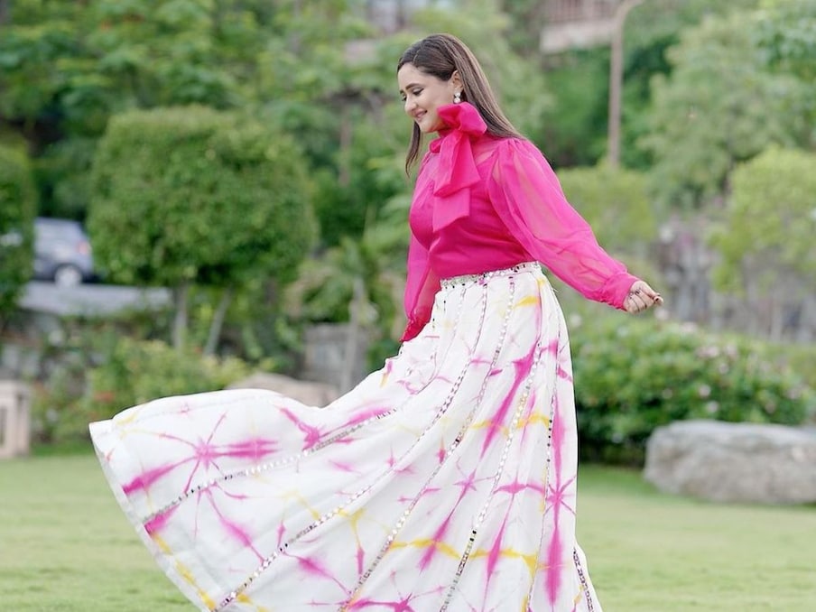  फैंस रश्मि की हर अदा को पसंद करते हैं. इस टॉप और लॉन्ग स्कर्ट में भी रश्मि बहुत प्यारी लग रही हैं. (Photo Source- Instagram)