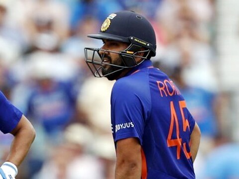 India vs West Indies: रोहित शर्मा से हाथ मिलाकर फैंस हुए खुश. (AFP)