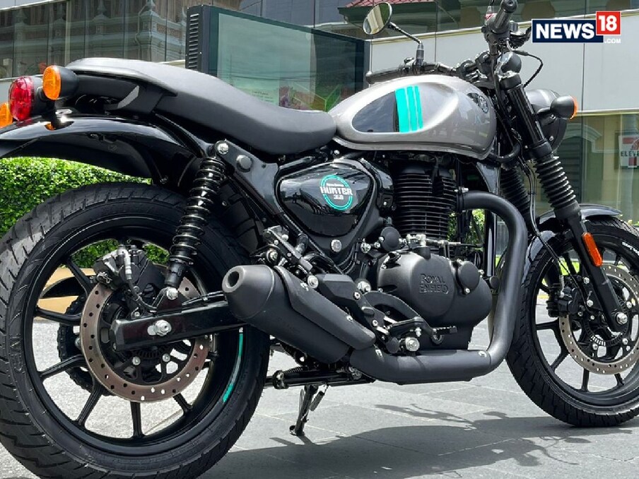  रॉयल एनफील्ड ने हाल ही में भारतीय बाजार में नई बाइक लॉन्च की है. Royal Enfield Classic 350 को भी एक अच्छी ऑफ रोडिंग बाइक माना जाता है. इसकी एक्सशोरूम कीमत 1.50 लाख रुपये से शुरू होती है.