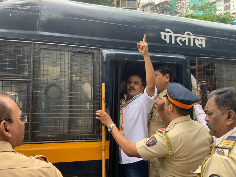  मुंबई में, बालासाहेब थोराट, नाना पटोले और संजय निरुपम जैसे प्रमुख नेताओं को विधान भवन के पास हिरासत में लिया गया. (फोटो twitter/ @sanjaynirupam)