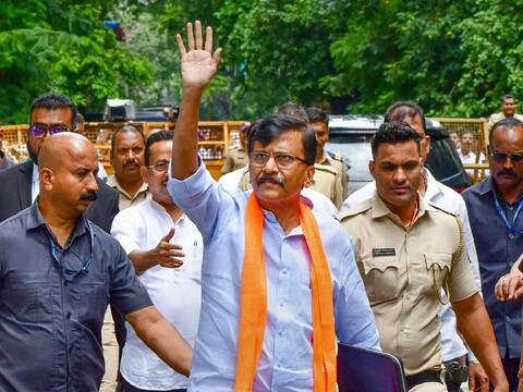 संजय राउत के खिलाफ भारतीय दंड संहिता की धारा 504, 504 और 509 के तहत प्राथमिकी दर्ज की गई है.