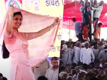VIDEO:सपना चौधरी के ठुमके देखने के लिए पोल पर चढ़े फैंस, लटके-झटको ने लूटे दिल