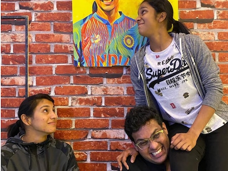  महिला क्रिकेट को पहली बार गेम्स में जगह मिली है. ऐसे में दोनों ही टीमों की नजर पहले गोल्ड पर होगी. भारत को फाइनल में स्मृति मंधाना के अलावा जेमिमा रोड्रिग्ज से एक बार फिर अच्छे प्रदर्शन की उम्मीद है. दोनों खिलाड़ी अच्छी दोस्त हैं और सेमीफाइनल में कमाल का प्रदर्शन किया था. (Jemimah Rodrigues Instagram)