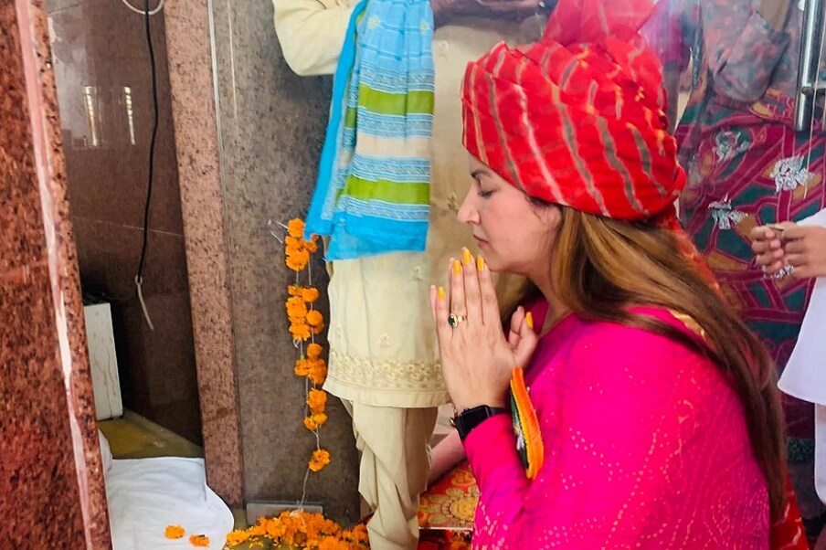  सोनाली के परिवार में उनके पिता हैं, जो पेशे से किसान हैं. उनकी तीन बहनें और एक भाई है. अपनी बहन के देवर से ही सोनाली की शादी हुई थी. सोनाली फोगाट ने 2006 में अपने करियर की शुरुआत हिसार दूरदर्शन में एंकरिंग से की.