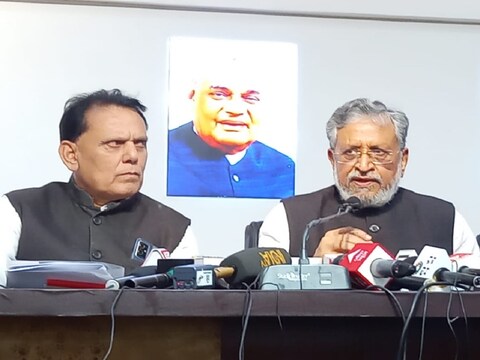 सुशील कुमार मोदी ने मुख्‍यमंत्री नीतीश कुमार पर हमला बोला है. (न्‍यूज 18 हिन्‍दी)