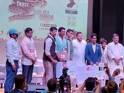 बिहार के उपमुख्‍यमंत्री तेजस्‍वी यादव ने 29 अगस्‍त 2022 को राष्‍ट्रीय खेल दिवस के मौके पर खिलाड़ियों को सम्‍मानित किया. (न्‍यूज 18 हिन्‍दी)
