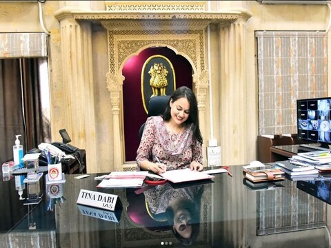 Tina Dabi 12th Marksheet: आजकल उनकी 12वीं की मार्कशीट सोशल मीडिया पर वायरल हो रही है