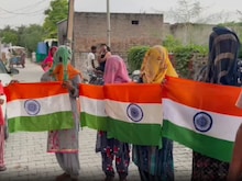 डिपो संचालक नहीं दे रहे बिना झंडा लिए राशन, लोग बोले- राशन के पैसे नहीं...