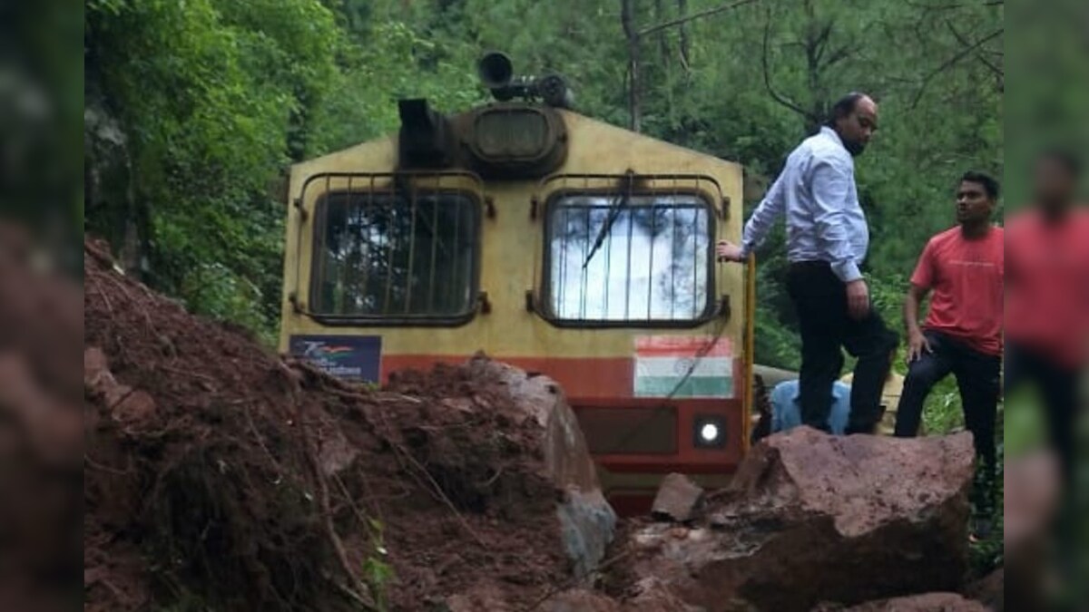 बाल-बाल बचे रेल यात्री कालका-शिमला रेल ट्रैक पर लैंडस्लाइड फंसा ट्रेन का इंजन