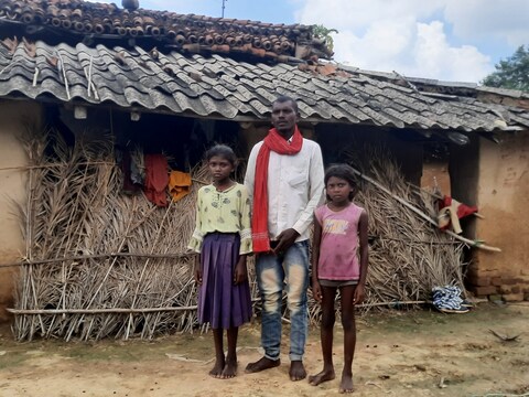 सहदेव कोड़ा अपनी दो बेटियों के लिए आधा पेट भोजन की ही व्‍यवस्‍था कर पाते हैं. (न्‍यूज 18 हिन्‍दी)