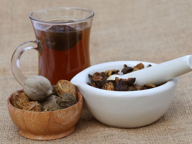 त्रिफला चूर्ण खाने से हो सकते हैं तीन नुकसान, जानिए इनके बारे में यहां -  side effects of eating triphala churna in hindi - News18 हिंदी