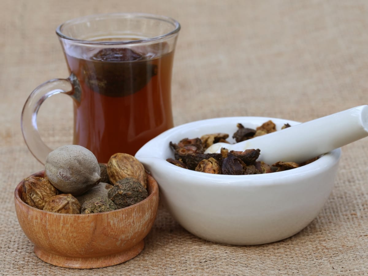 त्रिफला चूर्ण खाने से हो सकते हैं तीन नुकसान, जानिए इनके बारे में यहां