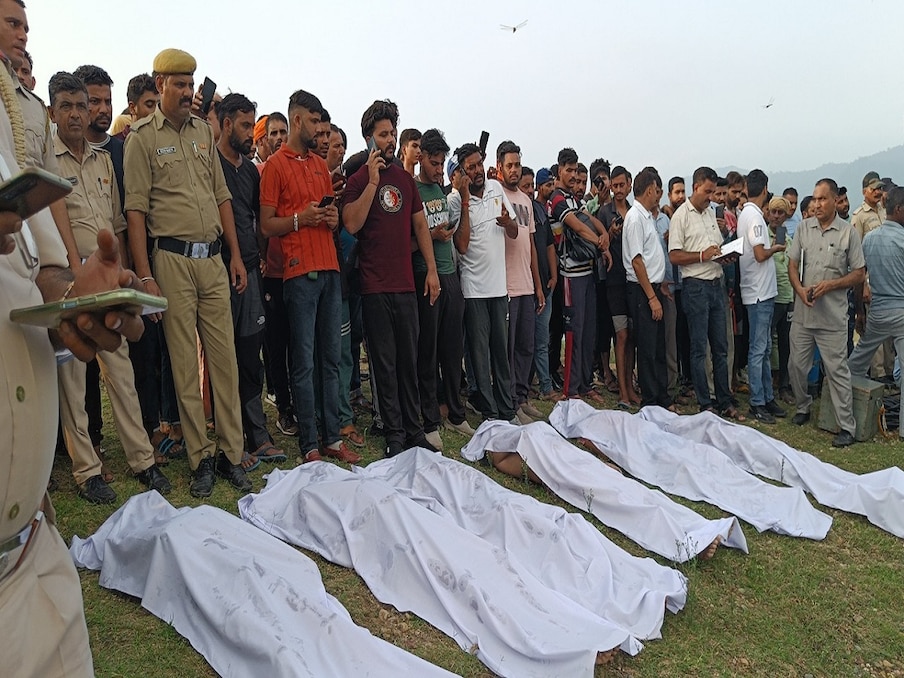  हिमाचल प्रदेश के जिला ऊना के गांव अंदरौली में बाबा गरीबनाथ मंदिर के पास 7 युवक गोबिंद सागर झील में डूब गए. नहर में डूबे सभी सात युवकों के शवों को बीबीएमबी के गोताखोर भूपेंद्र सिंह राणा ने बाहर निकाल लिए हैं. डीएसपी हेड क्वार्टर डॉक्टर कुलविंदर सिंह की अगुवाई में सभी शवों को रीजनल अस्पताल ऊना में पोस्टमार्टम के लिए पहुंचा दिया गया है. पुलिस ने घटना के संबंध में केस दर्ज करते हुए मामले की जांच शुरू कर दी है. आगामी कार्रवाई अमल में लाई जा रही है.