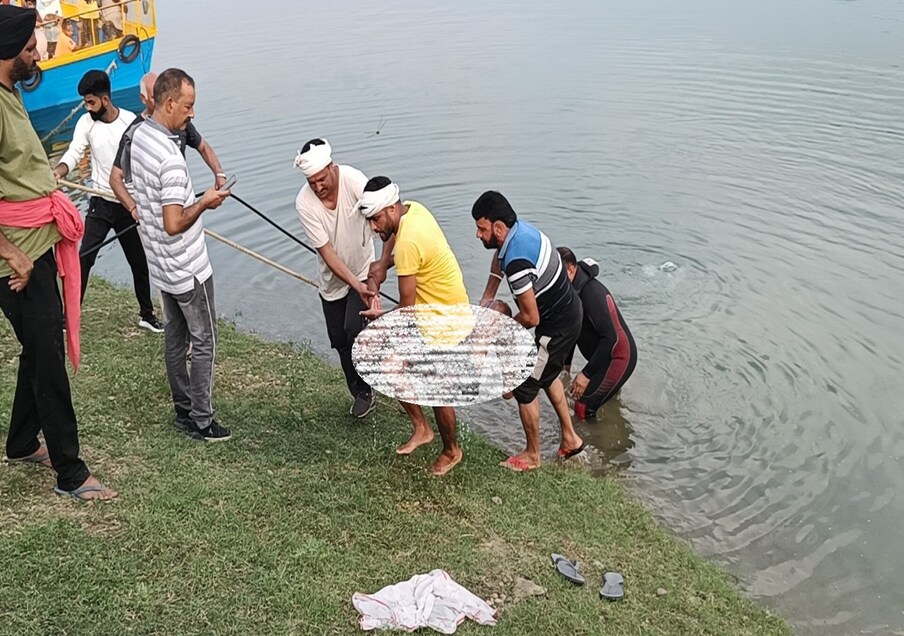  बता दें कि जिला के बंगाणा उपमंडल के तहत पड़ते अंदरोली गांव स्थित गोविंद सागर झील में डूबने के चलते पंजाब के मोहाली जिला के तहत पड़ते कस्बा बनूड़ के वार्ड 1 निवासी 7 युवकों की मौत होने का दर्दनाक हादसा सामने आया है. सभी सातों युवकों के शवों को बीबीएमबी के गोताखोरों की मदद से बाहर निकाल लिया गया है. बताया गया है कि मोहाली के बनूड़ के 11 लोग पीर निगाह से दर्शन करने के बाद बाबा बालकनाथ दियोटसिद्ध जा रहे थे.