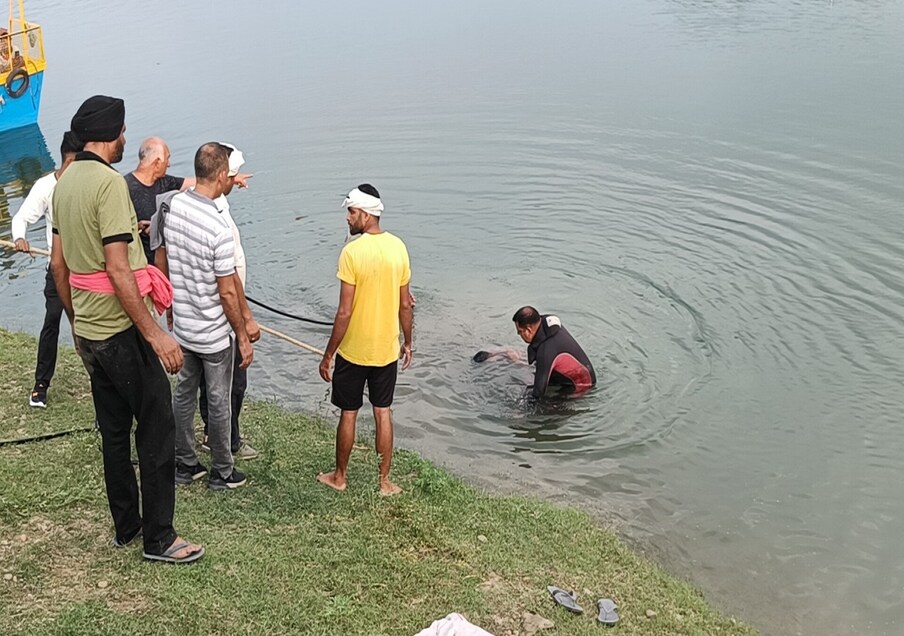  इस दौरान रास्ते में वह बाबा गरीब नाथ के मंदिर के पास रुके थे. इसी दौरान वो झील में नहाने के लिए उतर गए. इनमे से एक युवक तैरते हुए आगे चला गया. लेकिन जब वह पानी से बाहर नहीं आया तो एक-एक करके उसके छह अन्य साथियों ने भी उसे बचाने के प्रयास में अपनी जान गंवा दी.