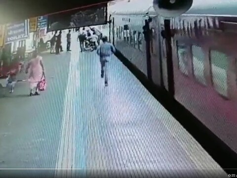 RPF की एक महिला ऑफिसर ने ट्रेन की रफ्तार को मात देते हुए दोनों की जान बचाई. (फोटो twitter/@RailMinIndia)
