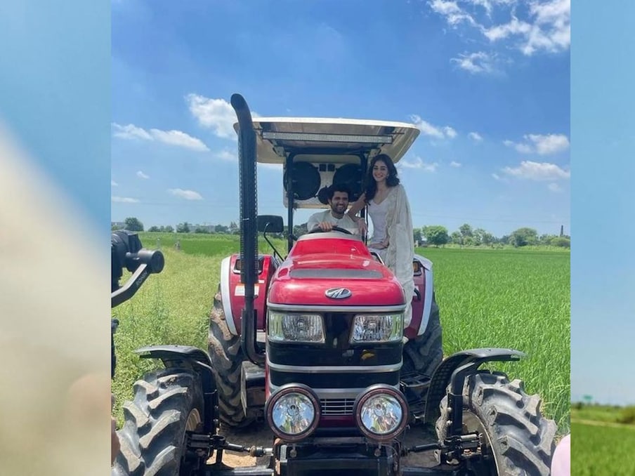  वहीं खेतों में रखे ट्रैक्टर के साथ देवरकोंडा ने भी फोटोशूट कराया और अनन्या पांडे के साथ इसे ड्राइव भी किया. (Photo Source- Instagram)