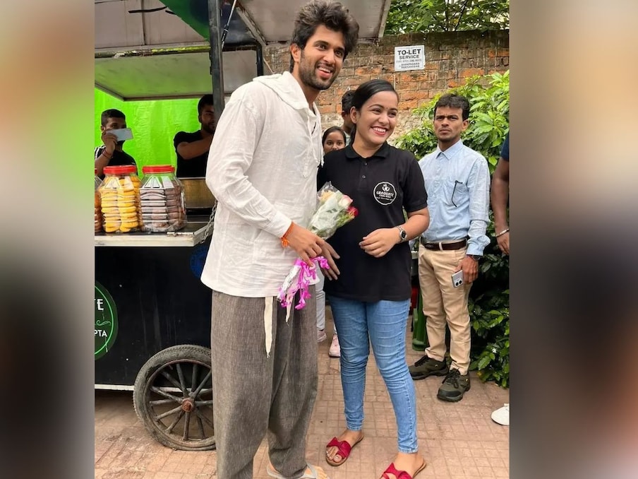  अभिनेता जैसे ही पटना के ग्रेजुएट चाय वाली स्टॉल पर पहुंचे तो बुके देकर उनका स्वागत किया गया. देवरकोंडा को देख स्टॉल पर भीड़ जमा होने लगी. (Photo Source- Graduate Chaiwali Instagram)