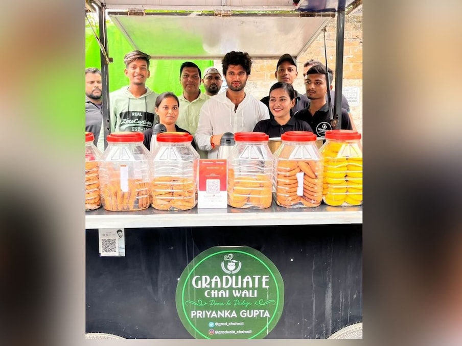 बता दें कि विजय शनिवार को बिहार की राजधानी पटना में लाइगर का प्रमोशन करने पहुंचे, जहां उन्होंने वहां की लोकल मीडिया से बातचीत की और टी स्टॉल का भी दौरा किया. (Photo Source- Graduate Chaiwali Instagram)