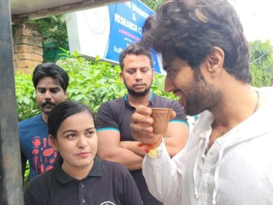  तस्वीर में विजय को चाय की चुस्की का आनंद लेते देखा जा सकता है. अभिनेता की सादगी लोगों को पसंद आई और इससे वे कहीं न कहीं लोगों के दिलों में जगह बना सके. (Photo Source- Graduate Chaiwali Instagram)