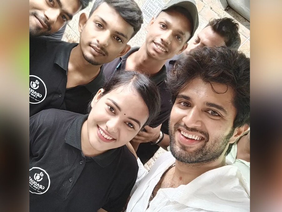  अभिनेता का पटना में बहुत ही सिंपल लुक नजर आया. यहां भी वे सस्ती टिकाऊ चप्पल और ढीले आउटफिट्स में दिखे. वे सफेद हुडी वाली कॉटन की शर्ट और ग्रे पैंट पहने दिखाई दिए. (Photo Source- Graduate Chaiwali Instagram)