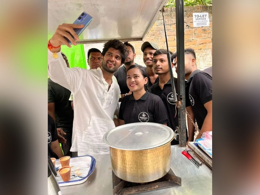  आस-पास के लोग विजय देवरकोंडा के साथ सेल्फी लेने आए जबकि लाइगर स्टार ने चाय वालों के साथ फोटो को खुद क्लिक किया. (Photo Source- Graduate Chaiwali Instagram)