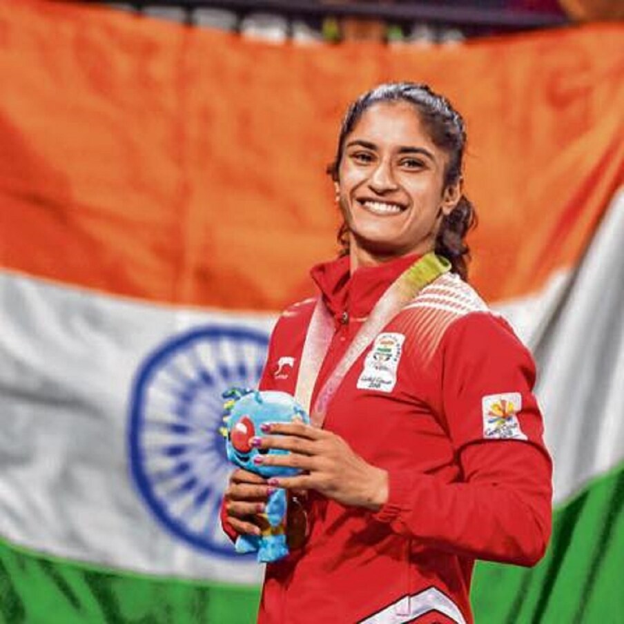 हालांकि चोट व मानसिक हालातों के चलते विनेश जीत दर्ज करने में सफल नहीं हुई. बावजूद इसके विनेश ने हारी नहीं मानी और लगातार कड़ी मेहनत की. इसी मेहनत के बलबूते विनेश ने 53 किलोग्राम की कैटेगरी में कॉमनवेल्थ खेलों में देश के लिए गोल्ड जीता. विनेश का कॉमनवेल्थ खेलों में यह लगातार तीसरी बार गोल्ड है.