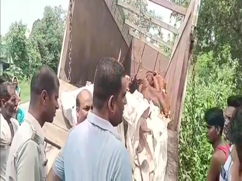 बिहार के गोपालगंज में पुलिस द्वारा जब्त किया गया पशु तस्करों का ट्रक
