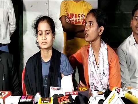 पटना में पत्रकारों से बात करती पीड़ित लड़की