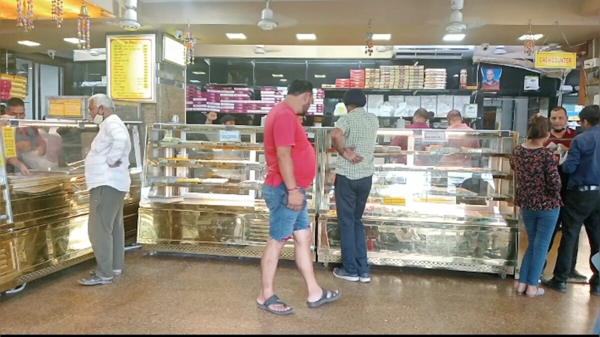 Dehradun: देहरादून के लोगों के जीवन में मिठास घोल रही कुमार स्वीट शॉप जानें खासियत