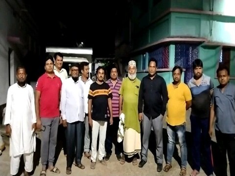 दुमका में 12वीं की छात्रा की हत्या के बाद अपनी मांग को लेकर प्रदर्शन करते मुस्लिम समाज के लोग