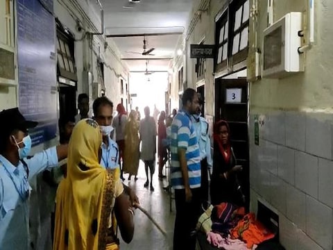 दरभंगा में हुई गोलीबारी की घटना के बाद अस्पताल में भर्ती जख्मी लोग