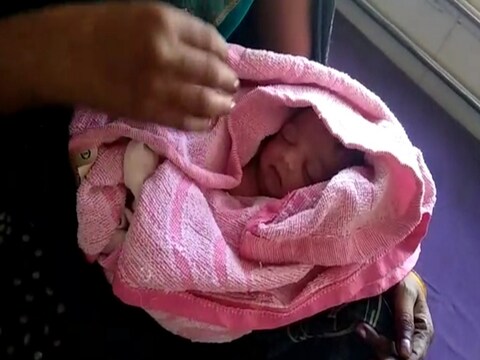 रोहतास के अस्पताल में मां का इंतजार करता नवजात मासूम