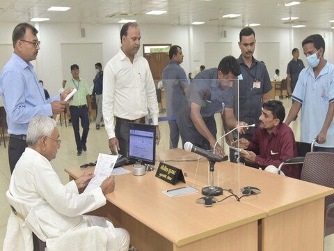 जनता दरबार में लोगों की शिकायतें सुनते नीतीश कुमार