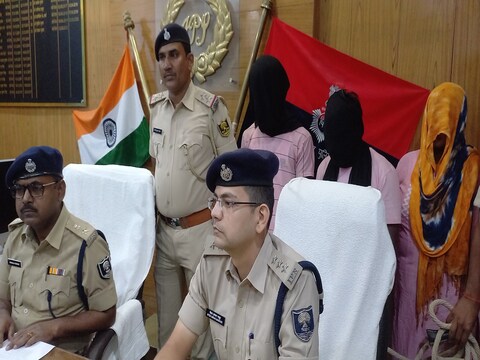 हत्याकांड का खुलासा करते एसपी और अन्य