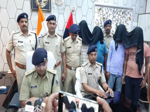 जमुई से गिरफ्तार अपराधियों के बारे में जानकारी देते एसपी
