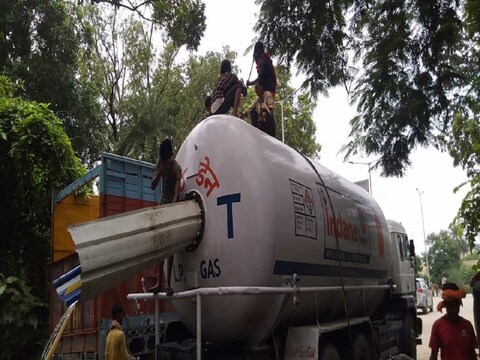 बिहार के बेगूसराय में गैस की टैंक लॉरी से एक करोड़ रूपए की शराब मिली है