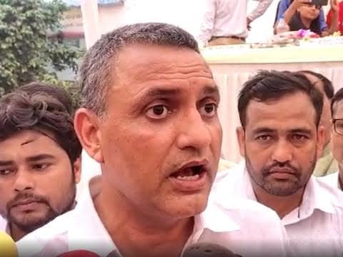 मीडिया से बात करते बिहार के कृषि मंत्री सुधाकर सिंह