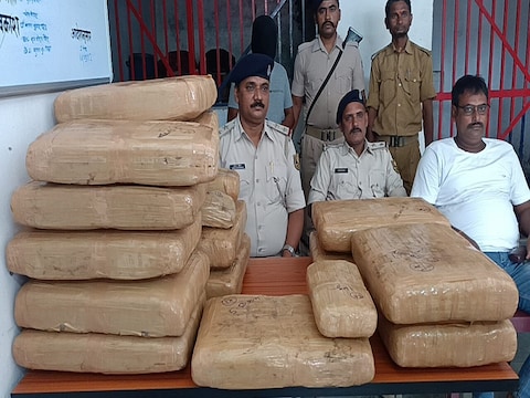 गांजा के साथ गिरफ्तार तस्कर के बारे में जानकारी देती पुलिस