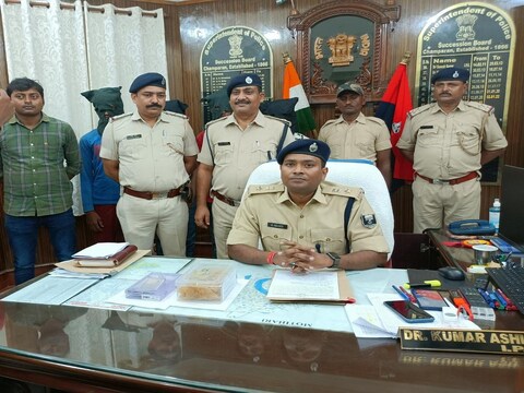 हत्याकांड का खुलासा करते एसपी