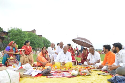 पितृ पक्ष का 11 वां दिन, पिंडदान करते श्रद्धालु.