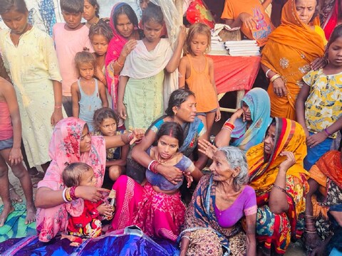बिहार के सीतामढ़ी में डबल मर्डर की घटना के बाद जमा भीड़