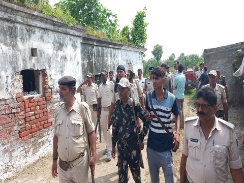 बिहार के गोपालगंज में हुई हत्या की घटना के बाद मामले की जांच के लिए पहुंची पुलिस