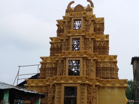 केदारनाथ मार्केट में दक्षिण भारत के मीनाक्षी टेंपल के तर्ज पर बन रहा पूजा पंडाल