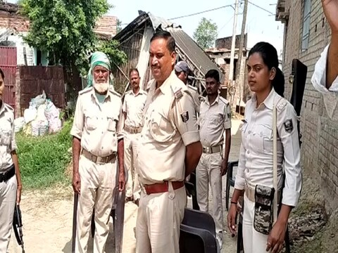 बिहार के मधुबनी में हुई हत्या की घटना के बाद मामले की जांच के लिए पहुंची पुलिस