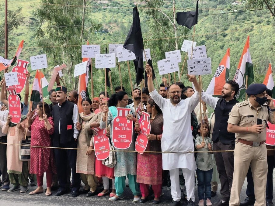  गैस सिलेंडर की बढ़ती कीमतों को लेकर ब्लॉक कांग्रेस रामपुर ने जीरो पॉइंट पर केंद्रीय मंत्री स्मृति ईरानी के सामने विरोध प्रदर्शन किया और गौ बैक के नारे लगाए.